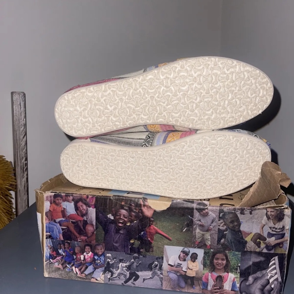 BRAND NEW. Sz 7 WMNS Classic TOMS Multi Nepal Weave flats.